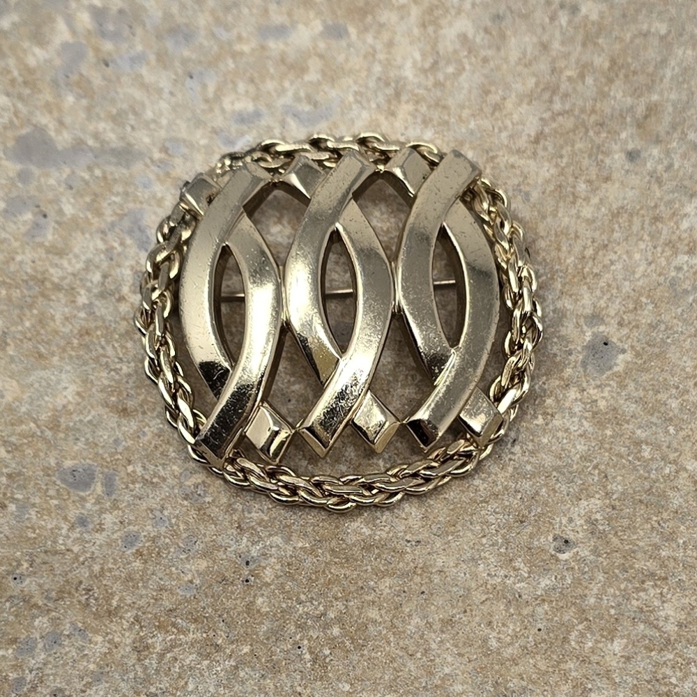 Vintage Monet gold tone circle basket pin brooch 1980's